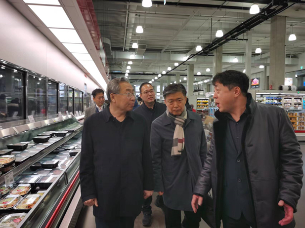 2023年12月19日至21日，劉敬楨一行在韓國當?shù)谻osco超市現(xiàn)場考察大象集團產(chǎn)品渠道建設及韓國民生健康產(chǎn)品發(fā)展等情況。.jpg